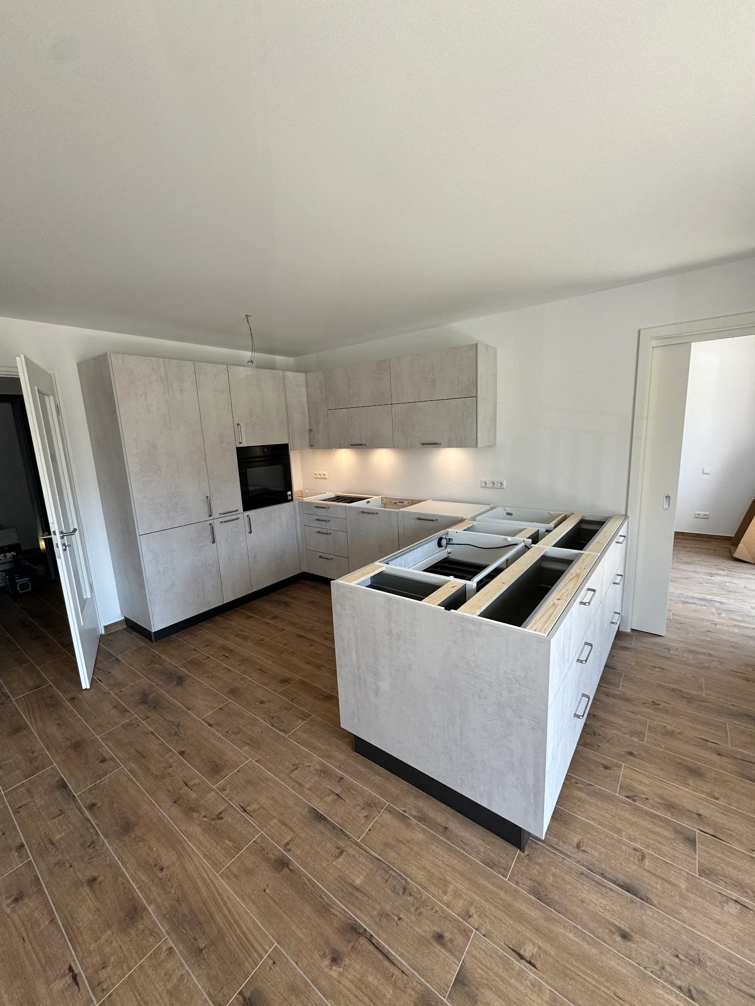 Küchenmontage in Betonoptik während des Baus einer offenen Kochinsel